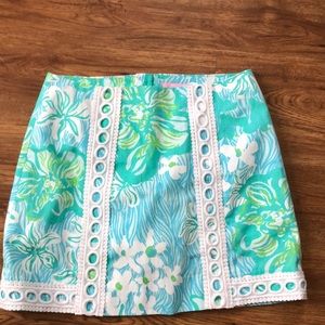 Lily Pulitzer skort skirt size 00 very good condition pretty colors/ white trim.